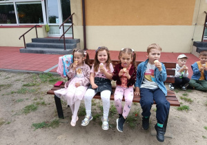 Dzieci jedzą lody