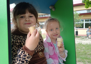 Dziewczynki jedzą lody