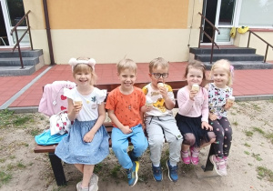 Dzieci jedzą lody