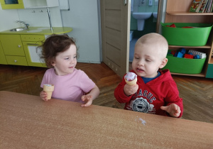 Dzieci jedzą lody