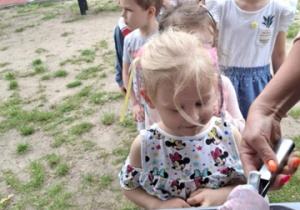 Dzieci w kolejce po lody