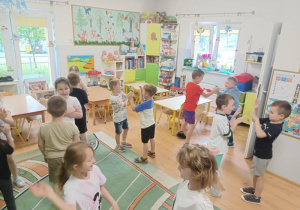 Dzieci tańczą w parach