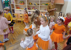 Dzieci podczas zabawy na balu jesieni
