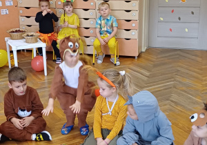 Dzieci podczas konkursu na balu jesieni
