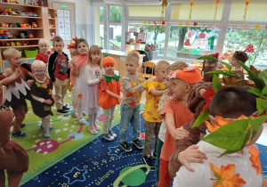 Dzieci podczas balu jesieni wspólnie tańczą
