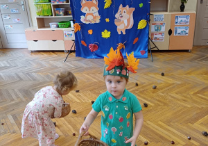 Dzieci podczas konkursu na balu jesieni