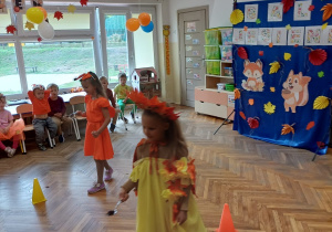 Dzieci podczas konkursu na balu jesieni