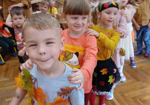 Dzieci tańczą podczas balu