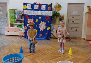 Dzieci podczas konkursu na balu jesieni