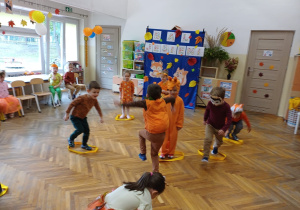 Dzieci podczas konkursu na balu jesieni