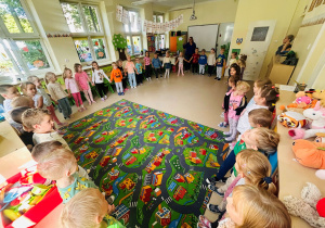Dzieci z przedszkola biorą udział w zajęciach w sali przedszkolnej