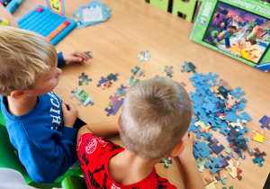 Chłopcy układają puzzle