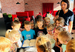 Dzieci rozmawiają na temat tego, jak zbudowana jest pizza