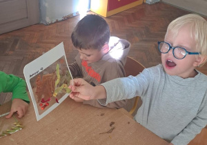 Dzieci prezentują wykonane witraże z darów jesieni