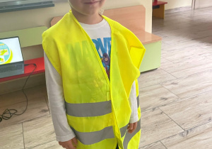 Chłopiec w kamizelce odblaskowej