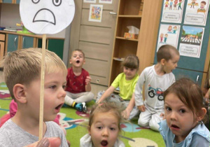Dzieci pokazują swoją twarzą daną emocje