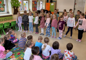 Dzieci z Tęczowej Akademii prezentują układ taneczny dla dzieci z grupy Myśliciele