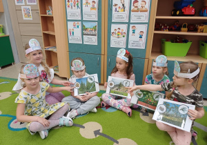 Dzieci z grupy Tropiciele pozują z planszami dydaktycznymi