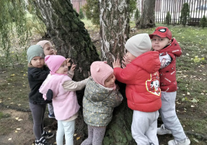 Dzieci z Poszukiwaczy sadzą drzewa