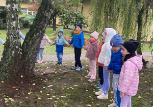 Dzieci biorą udział w zabawach z okazji Dnia Drzewa