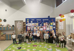 Dzieci z najmłodszej grupy pozują do zdjęcia z okazji Dnia Edukacji Narodowej