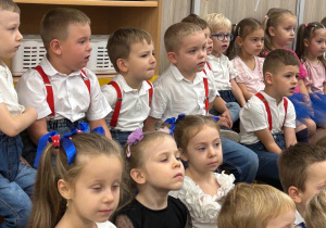 Społeczność przedszkola ogląda występy z okazji Dnia Edukacji Narodowej