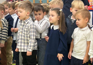Dzieci z grupy Odkrywców prezentują piosenkę