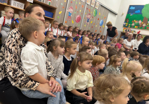 Społeczność przedszkola ogląda występy z okazji Dnia Edukacji Narodowej