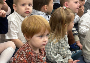 Społeczność przedszkola ogląda występy z okazji Dnia Edukacji Narodowej