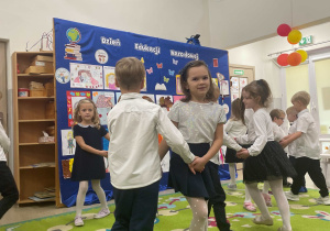 Dzieci z grupy Wynalazców podczas wstępu