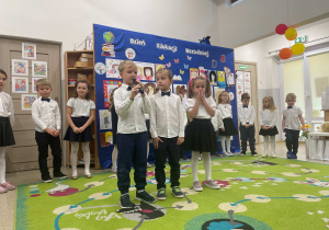 Dzieci z grupy Wynalazców podczas wstępu
