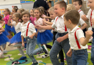 Dzieci z grupy Myślicieli prezentują swój układ