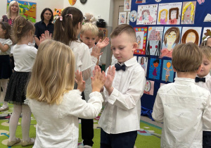 Dzieci z grupy Wynalazcy prezentują swój układ