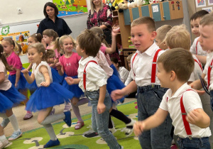 Dzieci z grupy Myślicieli prezentują swój układ