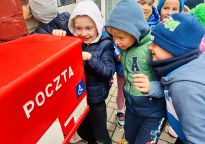 Wynalazcy oglądają skrzynkę na listy