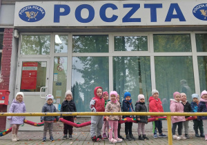 Maluszki odwiedzają siedzibę poczty