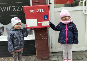 Dziewczynki pozują do zdjęcia ze skrzynką na listy