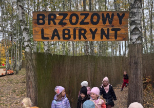 Dzieci w Brzozowym Labiryncie