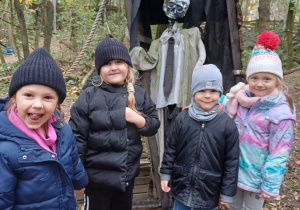 Dzieci pozują do zdjęcia z eksponatem