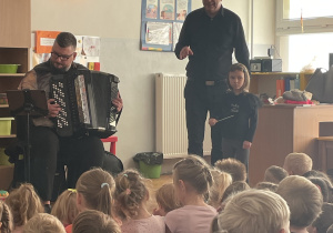 Dziewczynka ubrana w muchę dyryguje muzyki