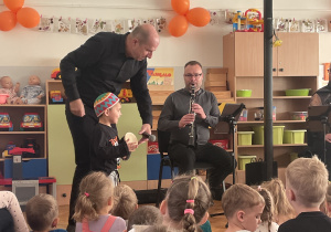 Chłopiec gra na instrumencie