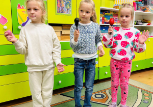 Dziewczynki grają na intsrumantach