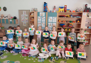 Dzieci pozują do zdjęcia po wykonanej pracy