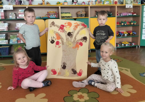 Dzieci z wykonaną pracą plastyczną