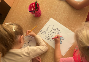 Dzieci wykonują prace plastyczną "Pinokio"