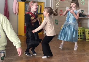 Dziewczynki wspólnie się bawią