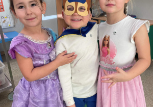 Dzieci pozują do zdjęcia