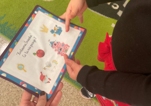 Dziewczynka pokazuje prawidłową odpowiedź