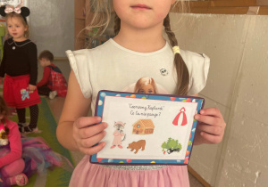 Dziewczynka pozuje z plansza do zdjęcia
