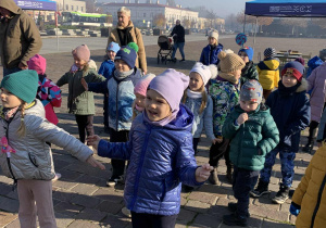 Dzieci tańczą podczas Dnia Czekolady